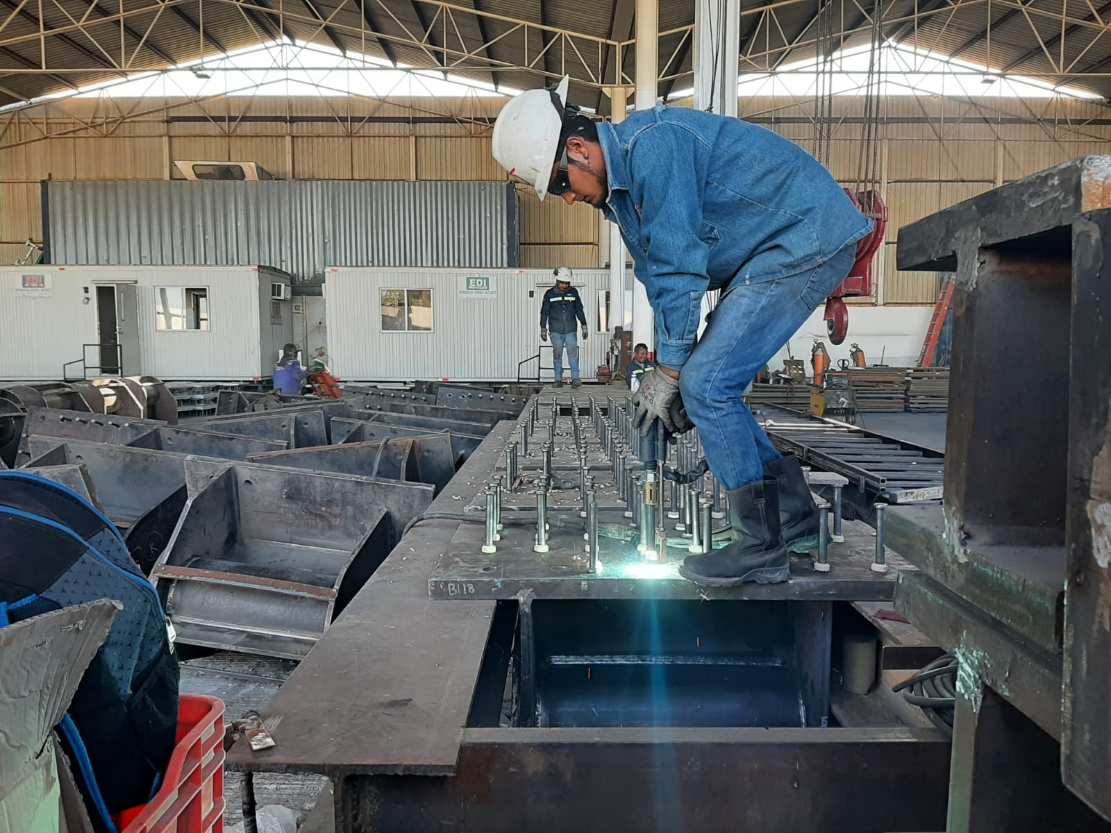 Perneando vigas con perneadora Nelson 6000