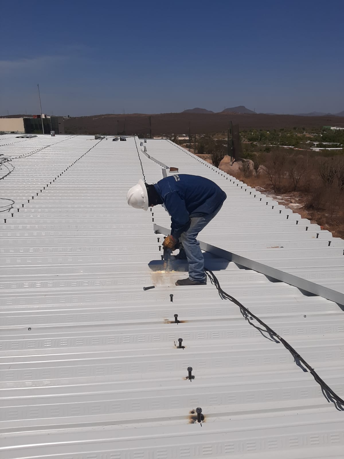 Trabajo de perneado en techo industrial
