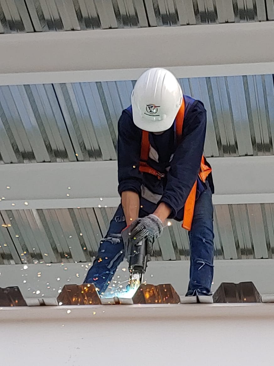 Operador con perneadora Nelson en obra