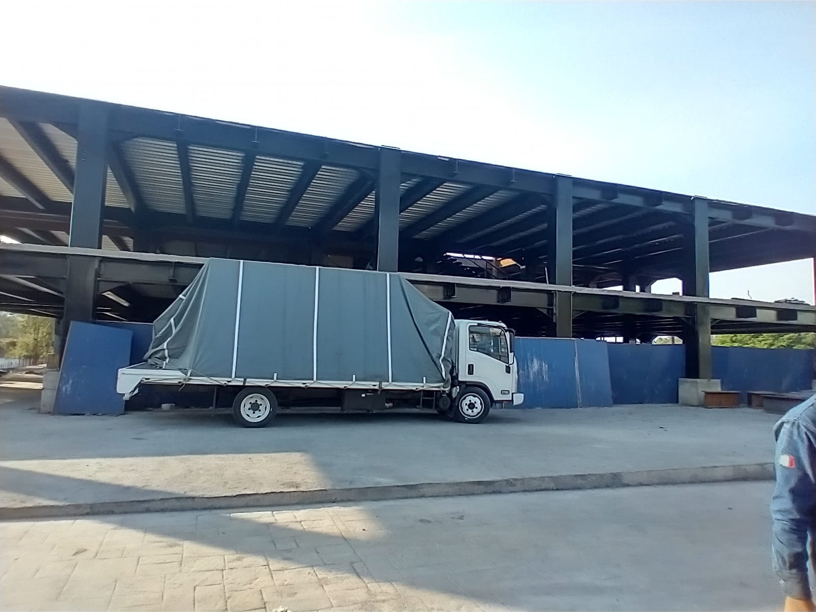 Camión con equipos para instalación de pernos Nelson